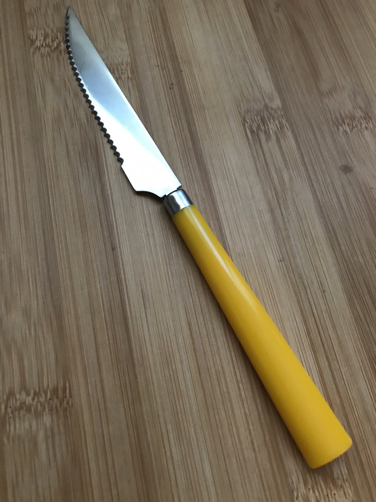Stainless MARIGOLD Yellow Orange Plastic Oval Handle SERRATED STEAK KNIFE 8” NEW