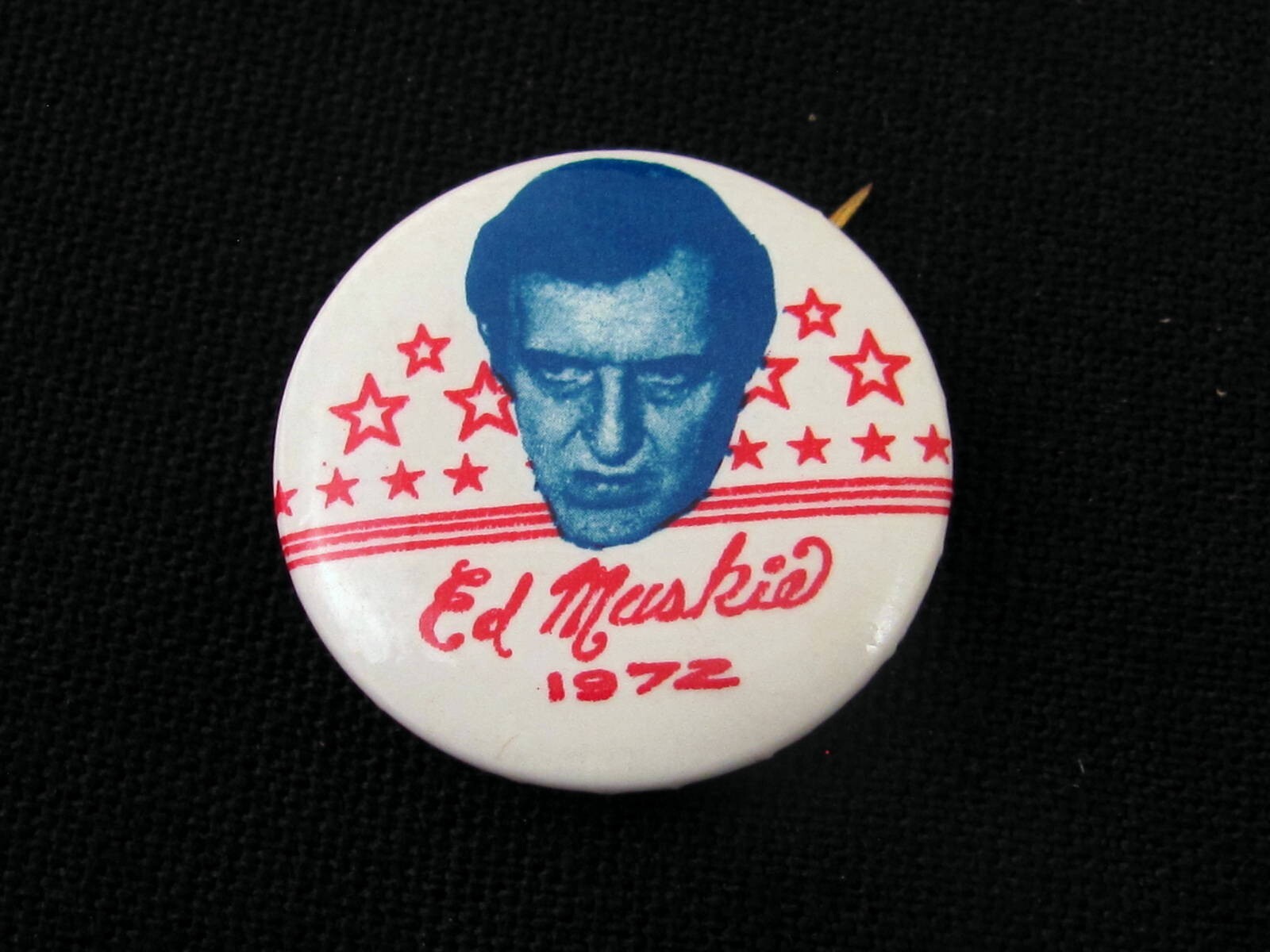 1972 Edmund Muskie for President 1" Pinback Button Floating Head Red Stars