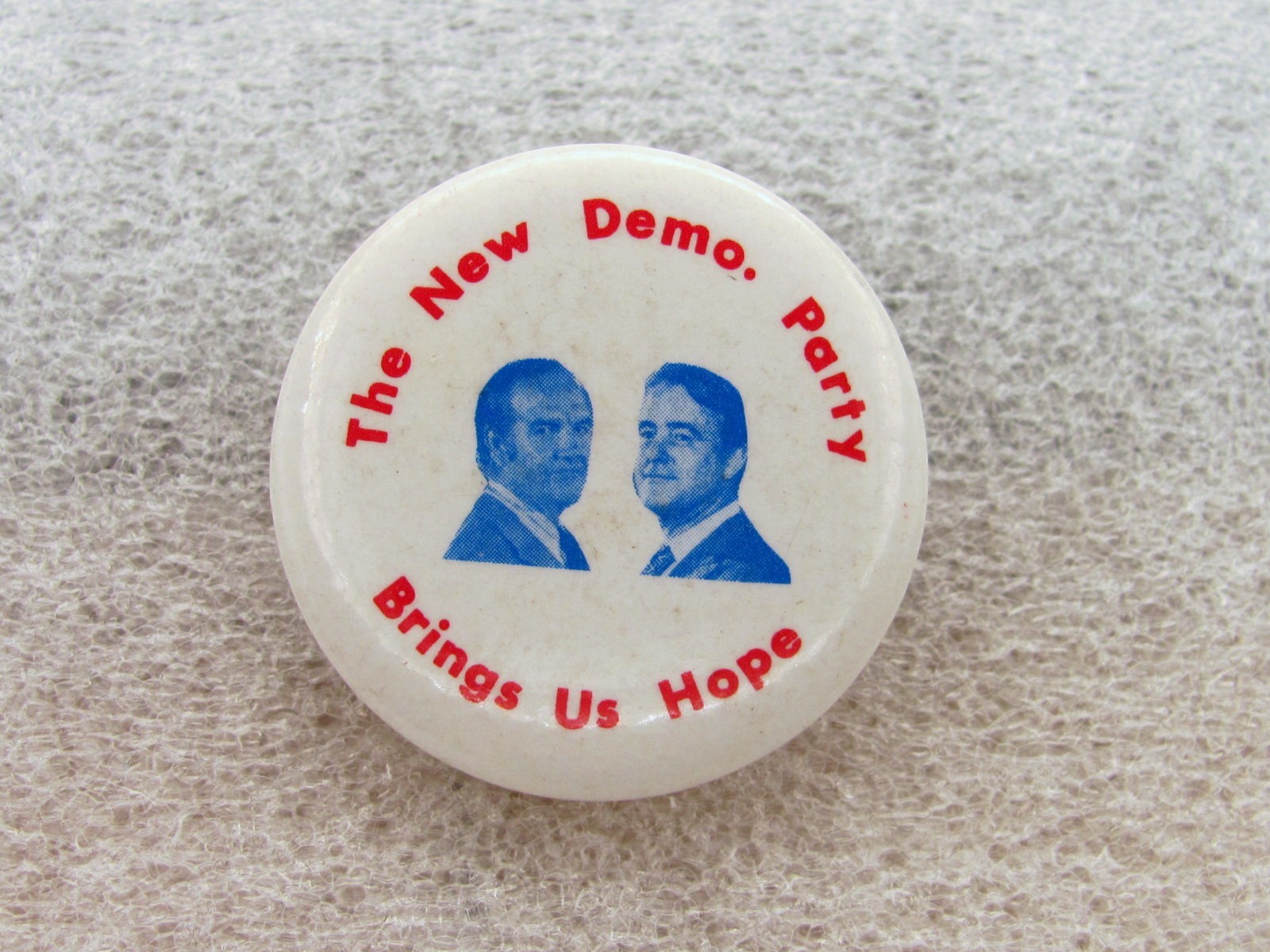 1972 McGovern for President 1 1/4" Pinback Button New Demo. Party Brings Us Hope