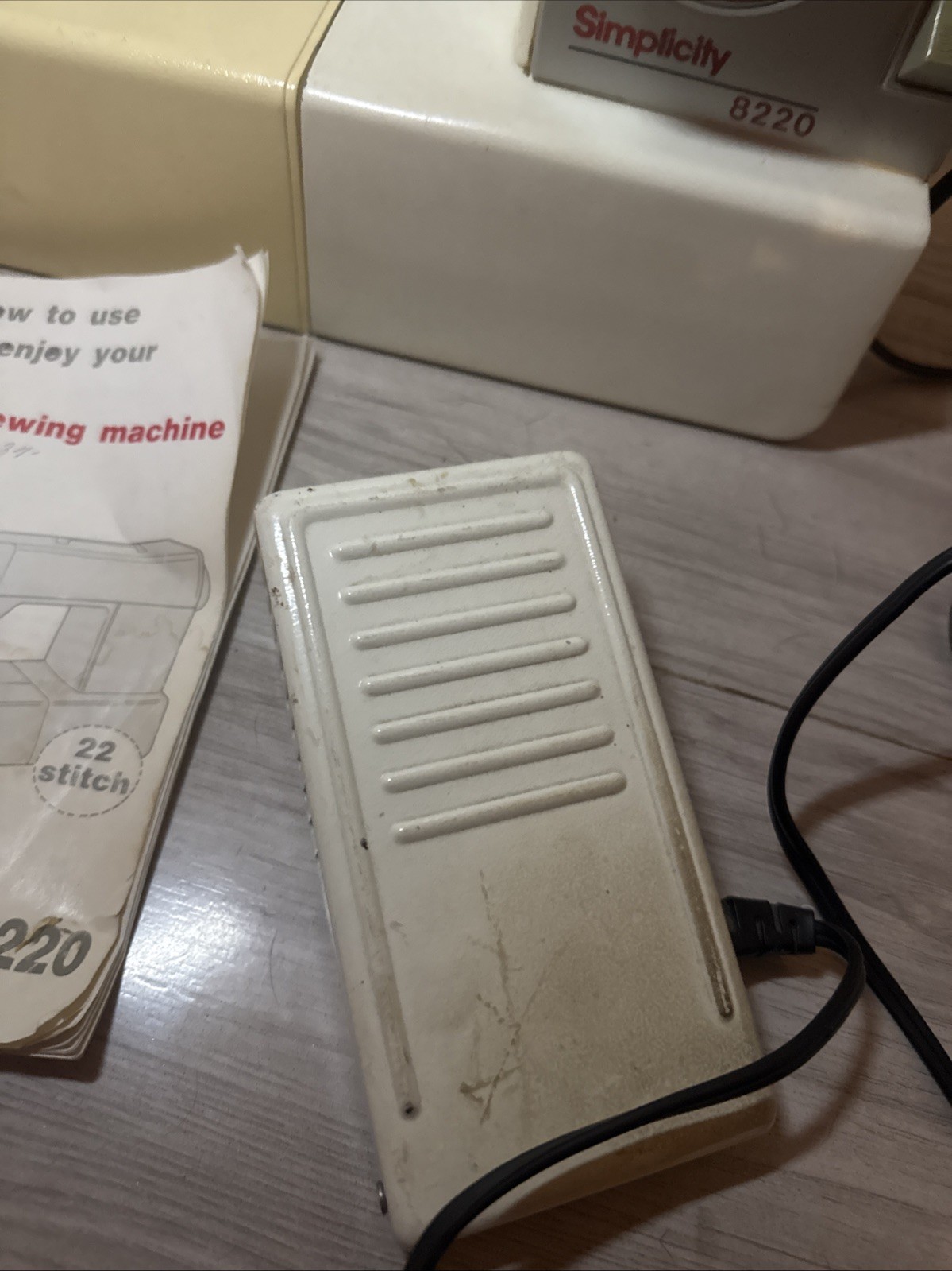 SIMPLICITY Sewing Machine Zig Zag 8220 W/Manual TESTED & Working