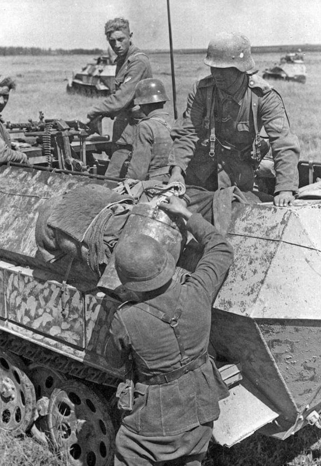 WW2 Photo WWII German Soldiers Eastern Front Sdkfz. 251  World War Two / 2535
