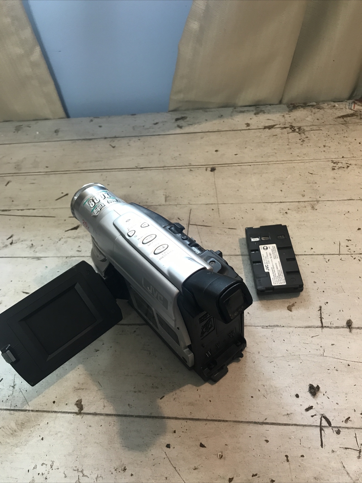 JVC GR-AXM17U Compact VHS Camcorder *BROKEN FOR PARTS ONLY*