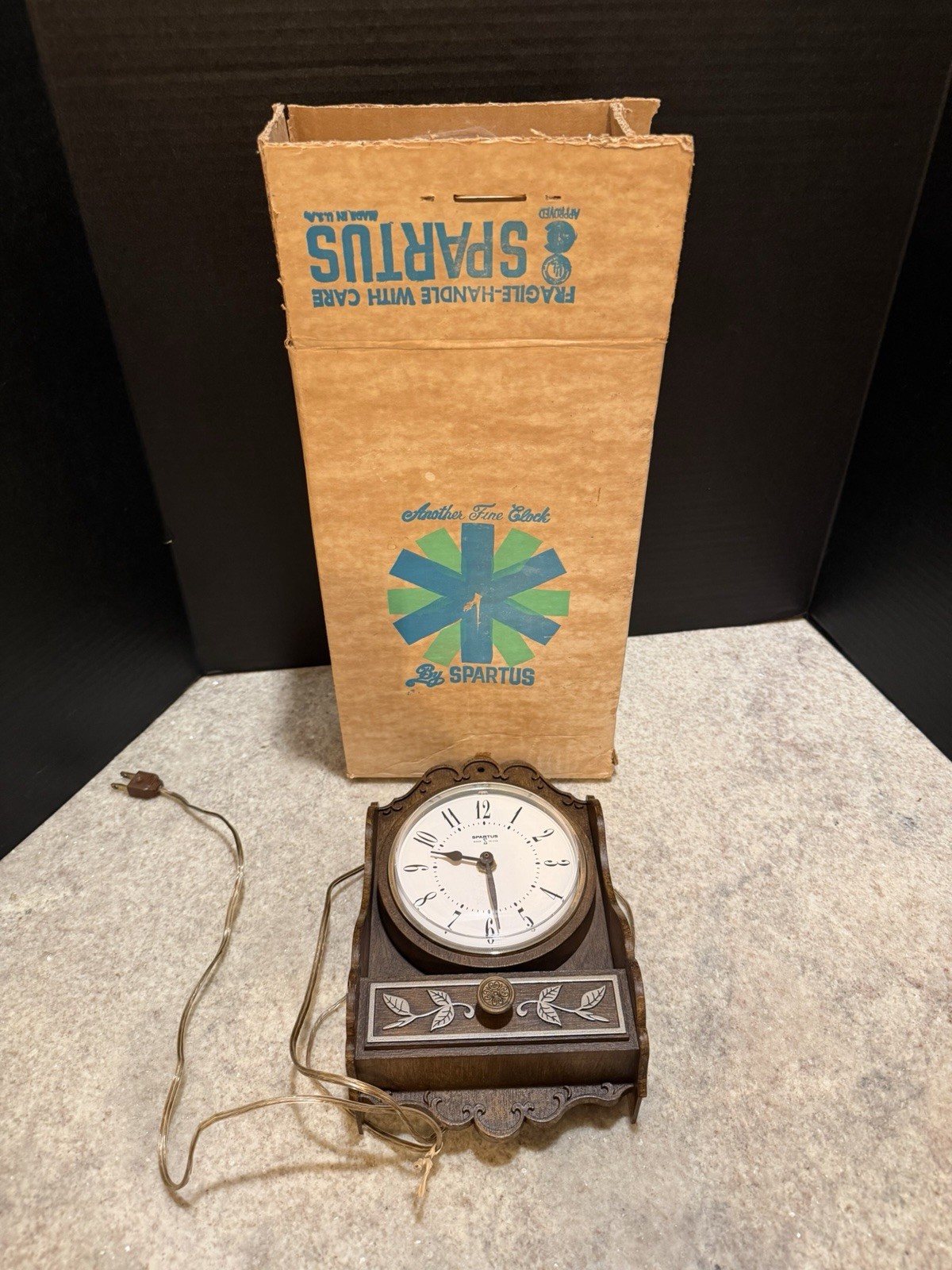 Vintage Spartus Kitchen Wall Clock Model 4820 Brown new in original box! Works!