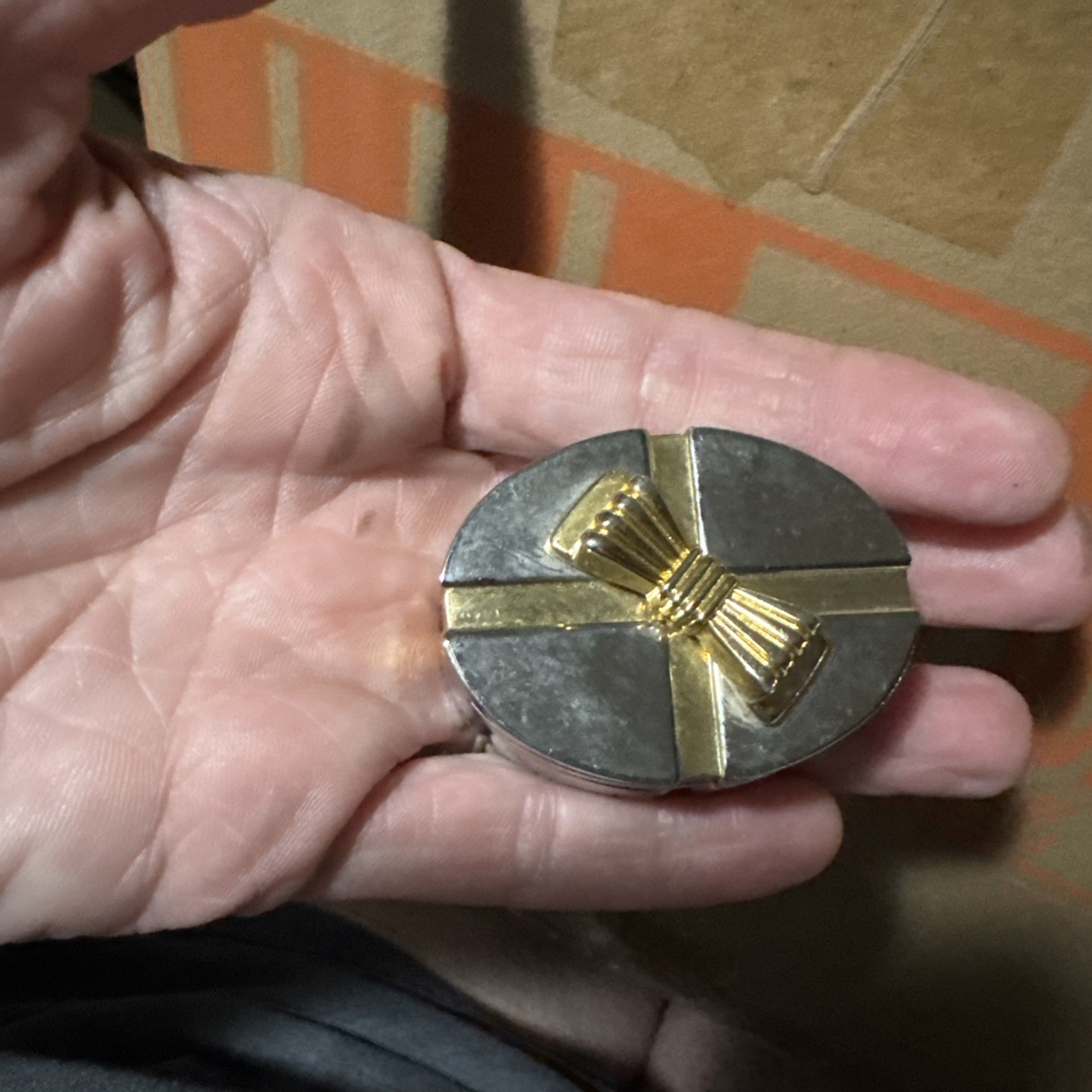 Oval Metal Box With Bow With A Clock Inside