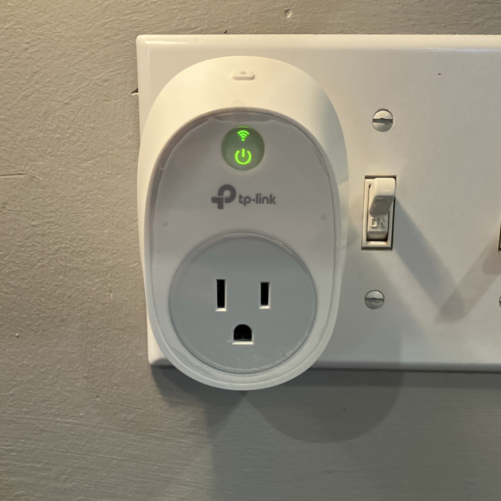 TP-LINK HS100 Wi-Fi Smart Plug-In Socket Controller US Plug White On/Off