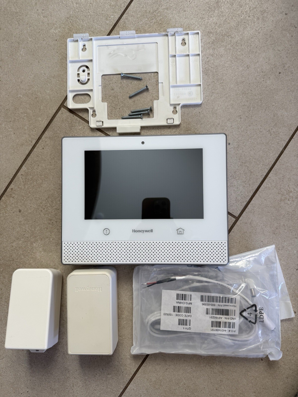 Honeywell LCP500-L Lyric Controller Security Panel With Verizon LTE & Battery