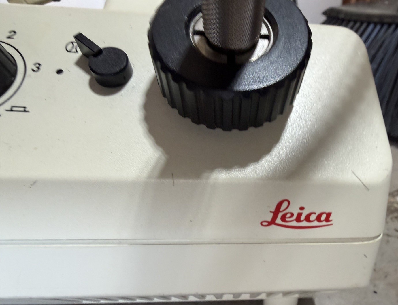 Leica KL 1500 Electronic Light Source WITH BULB and FIBER OPTICS *low Hours*