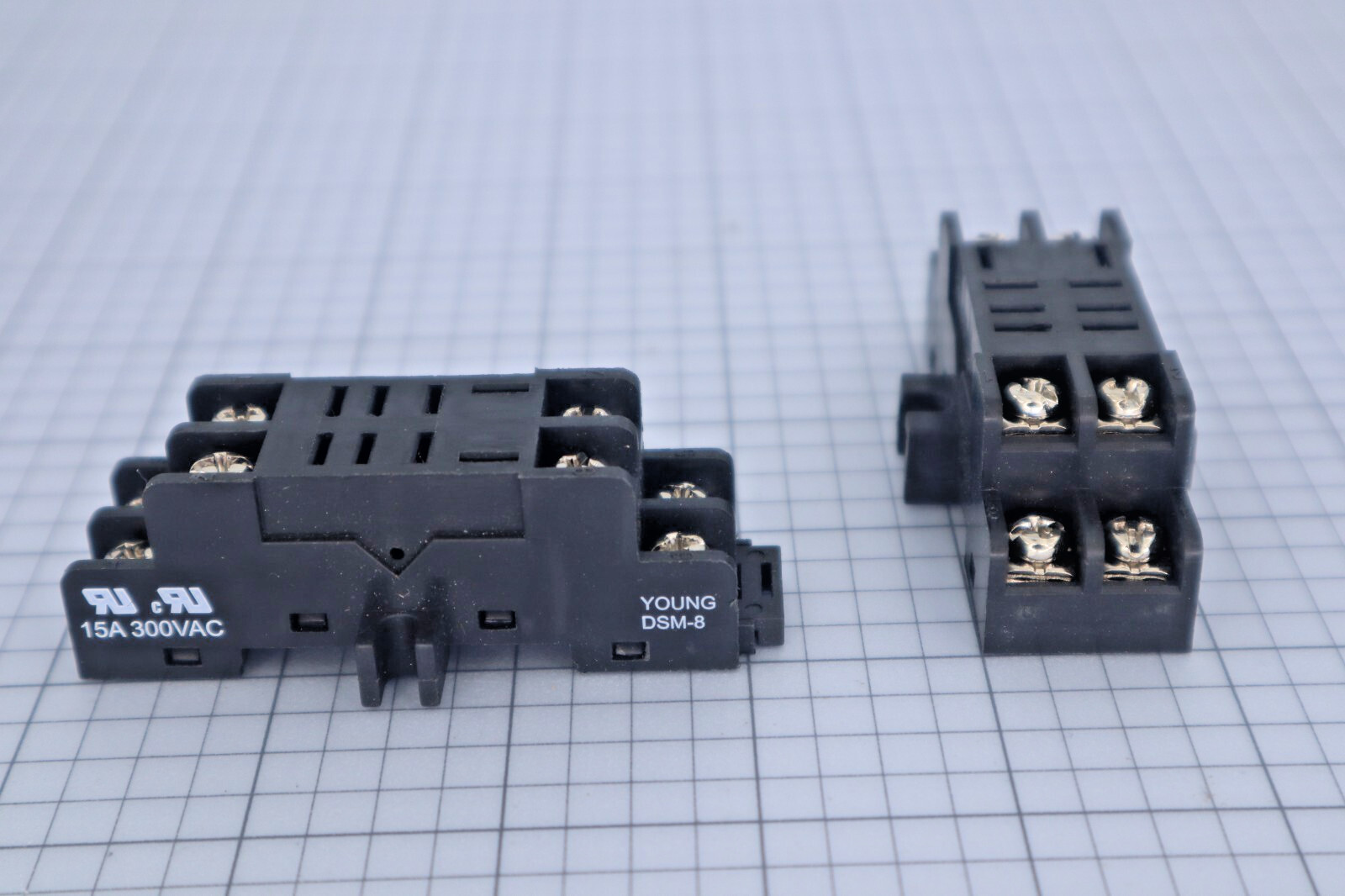 *Lot of 2* YOUNG INDUSTRIES DSM-8 4 Pole 8 Pin Socket Terminal Block 15A 300VAC