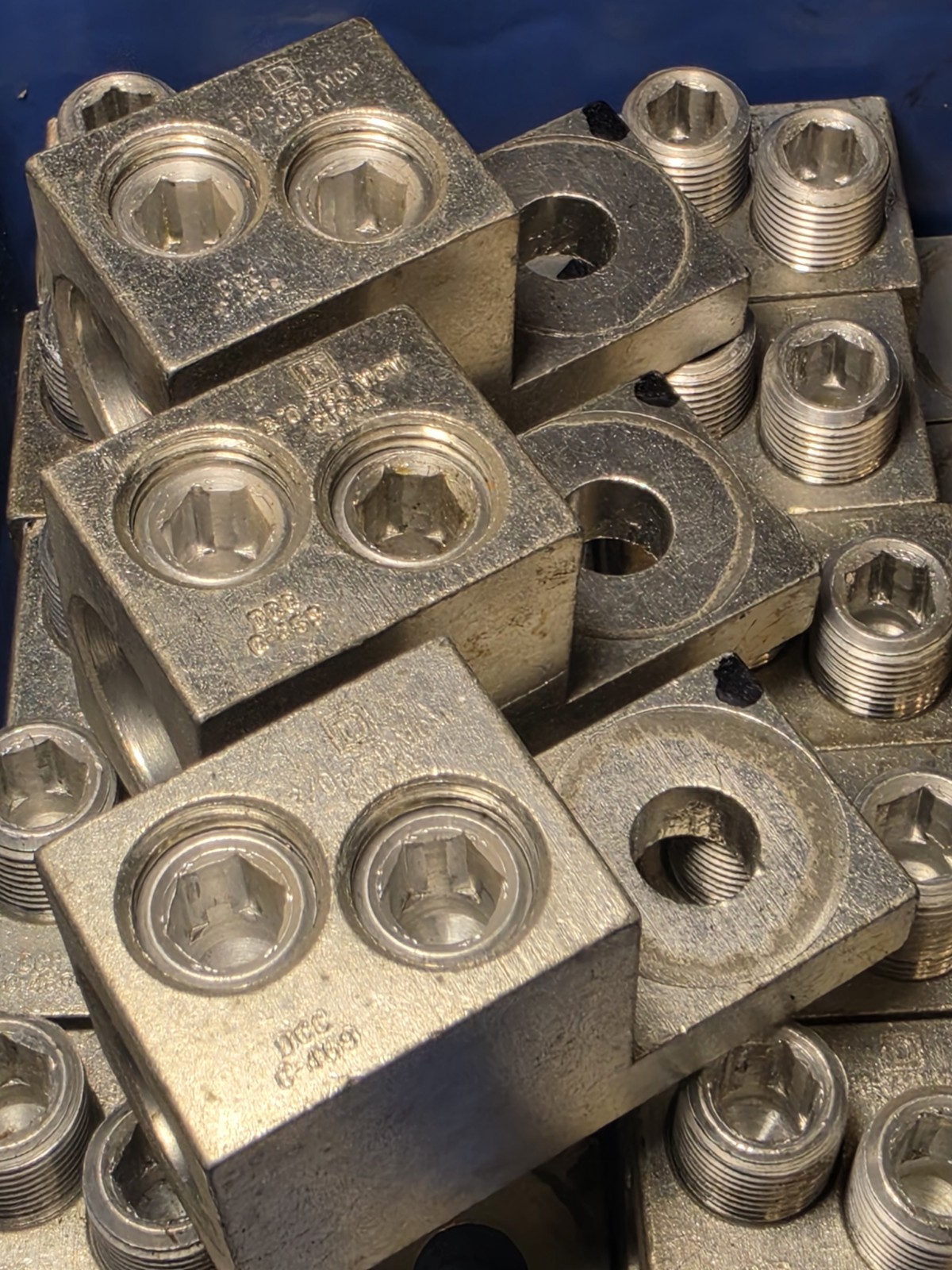 (LOT OF 3)  Square D 3/0-750 MCM Mechanical Lugs DCC C469