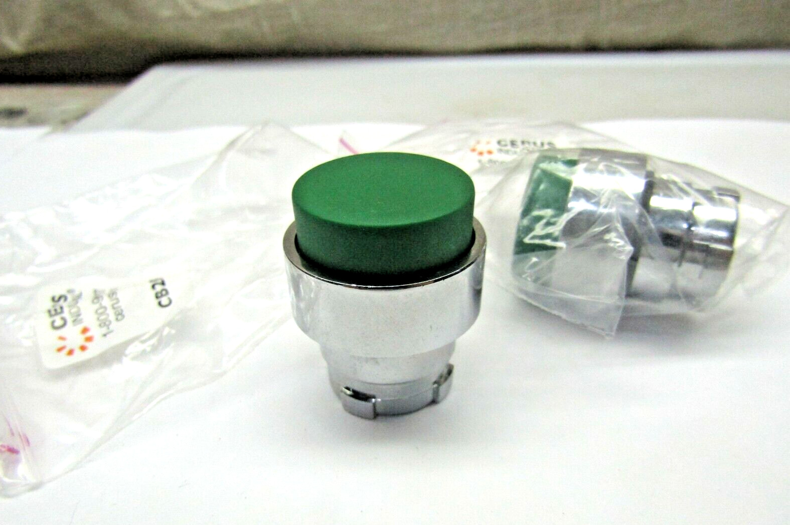 LOT OF 2 Cerus CB2BL3 ZB2-BL3 Green Projecting Push Button Head