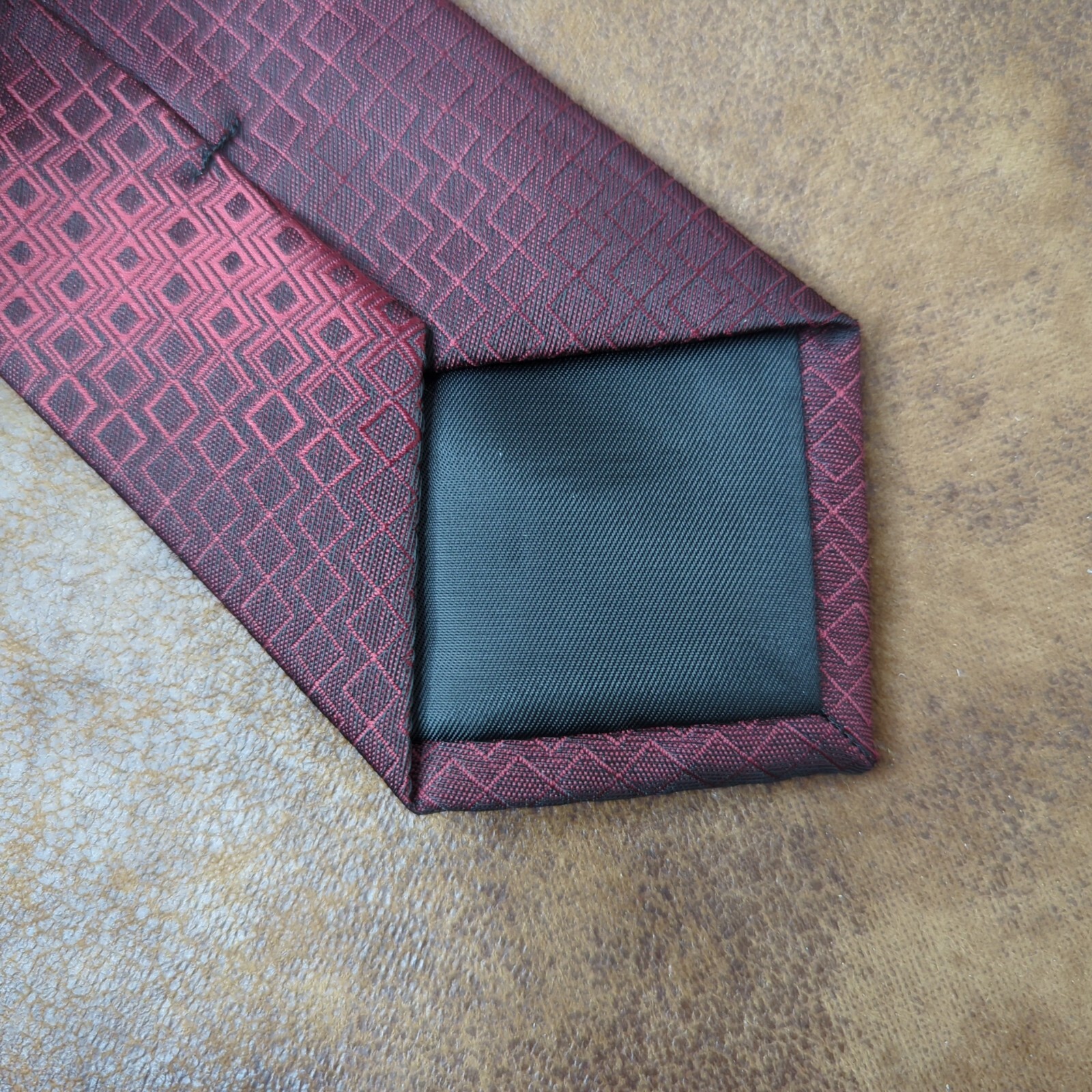 Van Heusen Burgundy Maroon 100% Polyester Men’s Necktie Tie Geometric Pattern