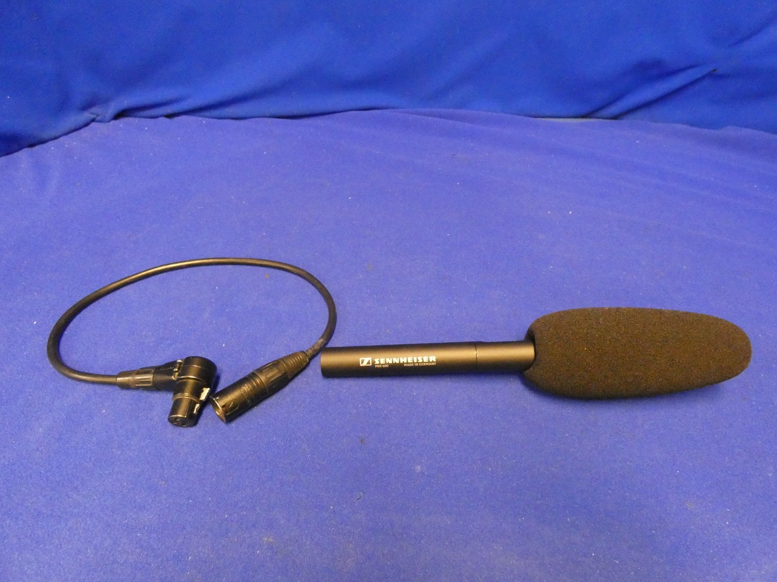 Sennheiser MKE 600 Shotgun Microphone w/Windscreen, Right Angle XLR Cable