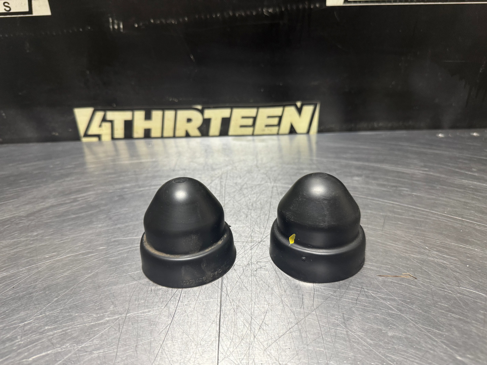 04-06 PONTIAC GTO REAR SHOCK ABSORBER STRUT CAP TOP COVER SET 90278429 OEM #N412