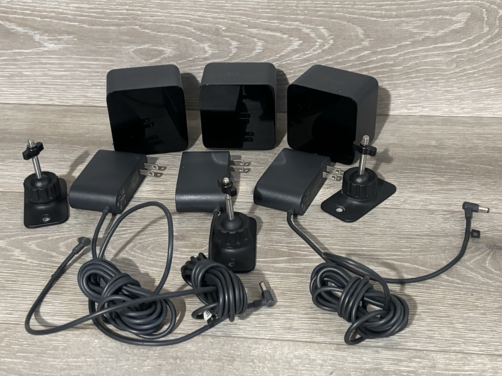 HTC Vive VR Full Headset Kit System Virtual Reality TURNS ON BUT UNTESTED AS-IS