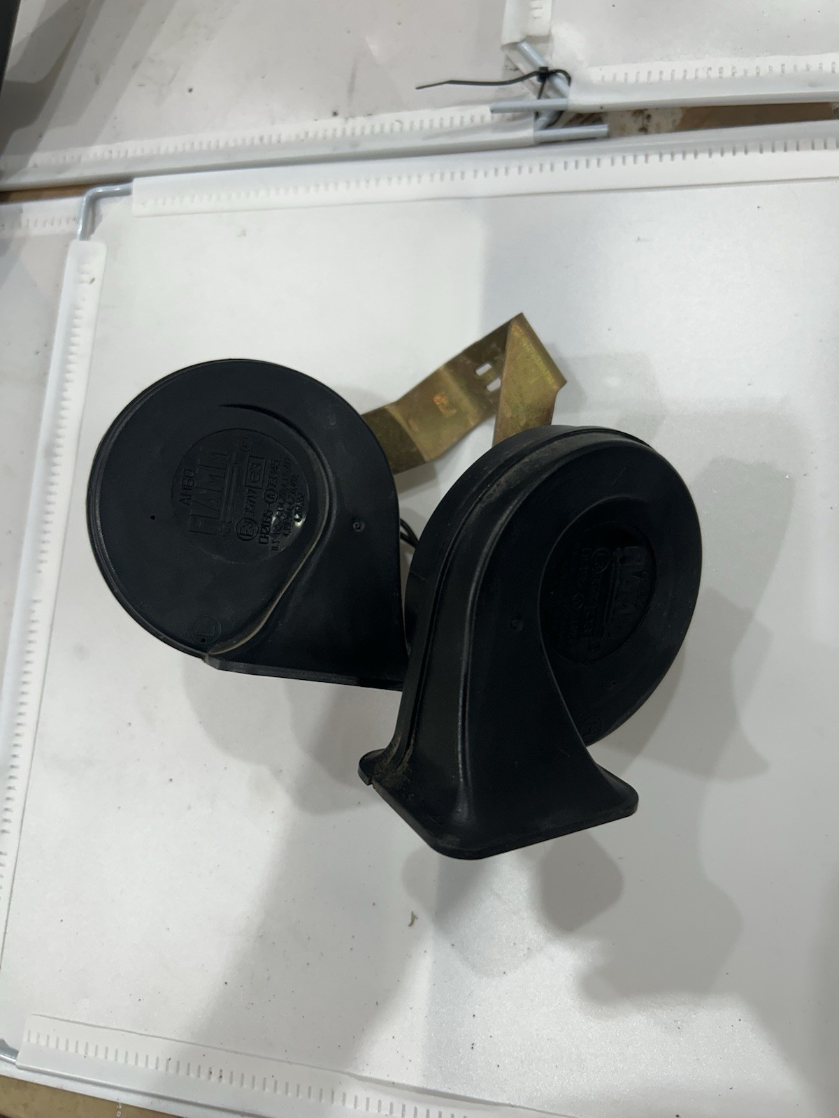 OEM Chevrolet IMPALA 2003 Horns 104957370 Fits Multiple Vehicles