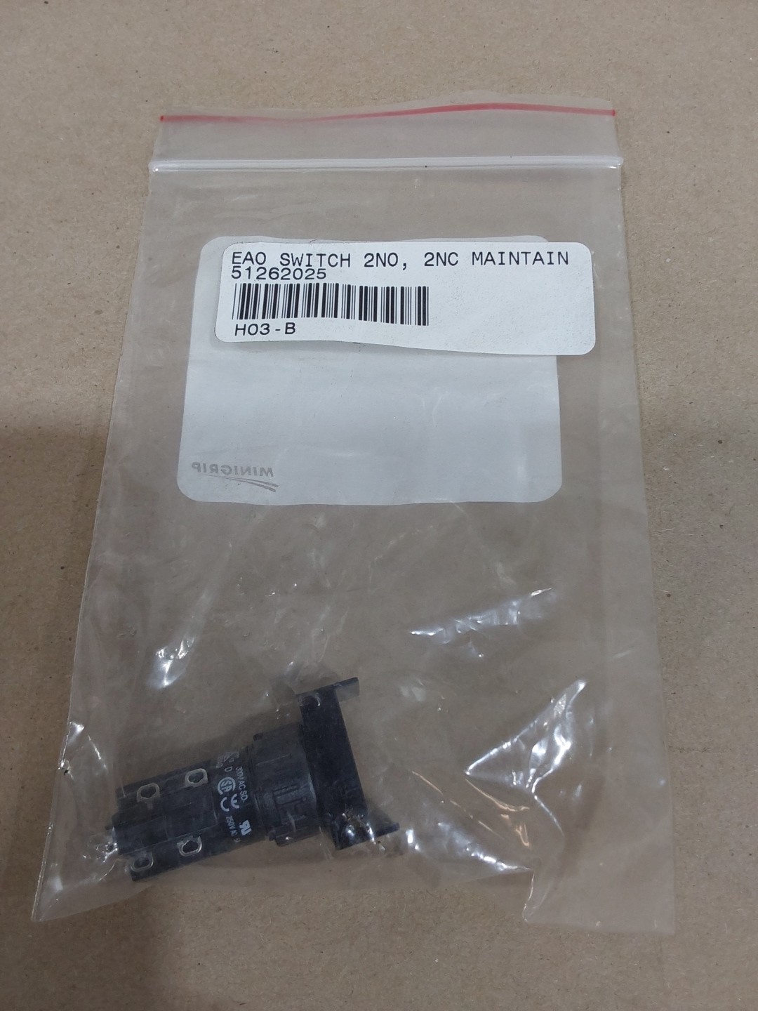 EAO SWITCH, 2NO, 2NC MAINTAIN 51-262.025 2
