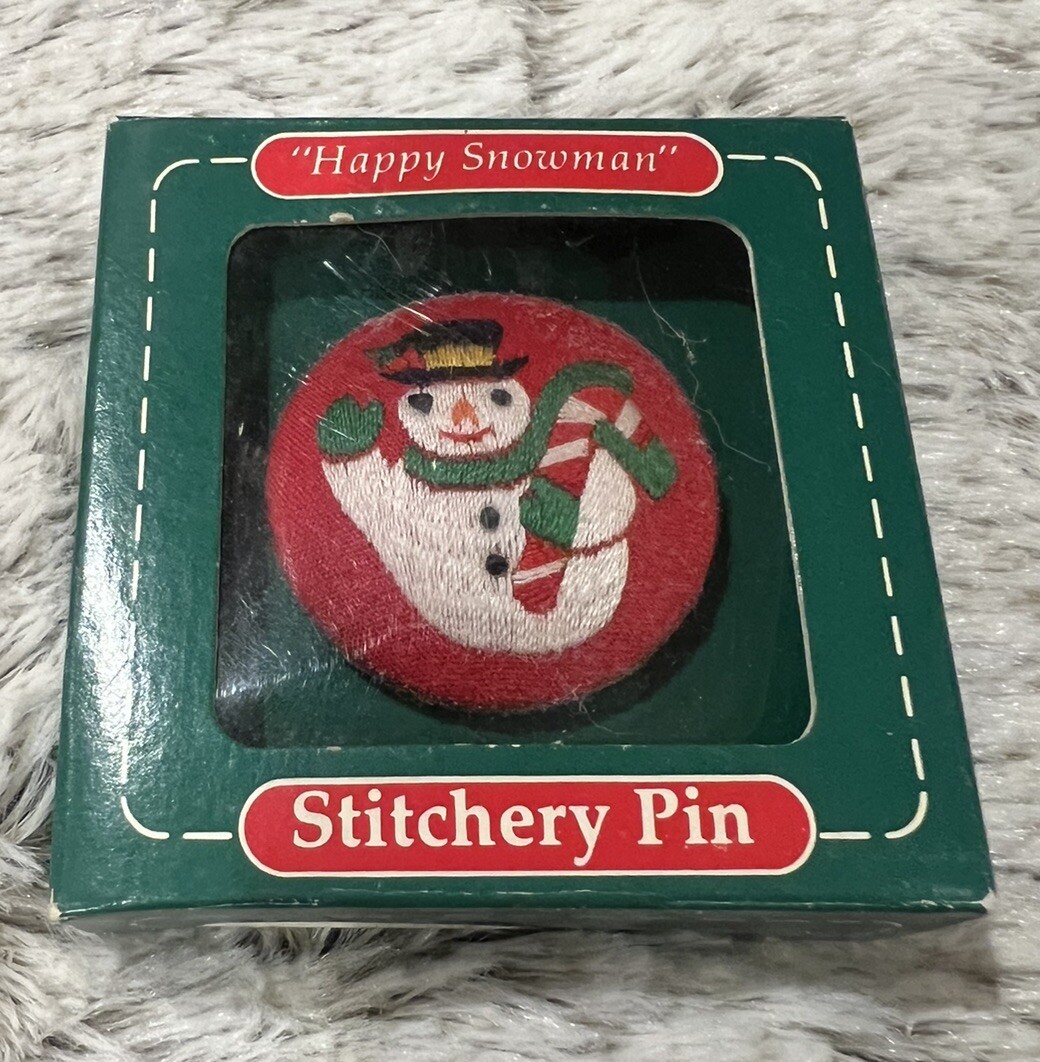 1985 1 1/2” Hallmark HAPPY SNOWMAN STITCHERY SNOWMAN PIN Embroidered Brooch