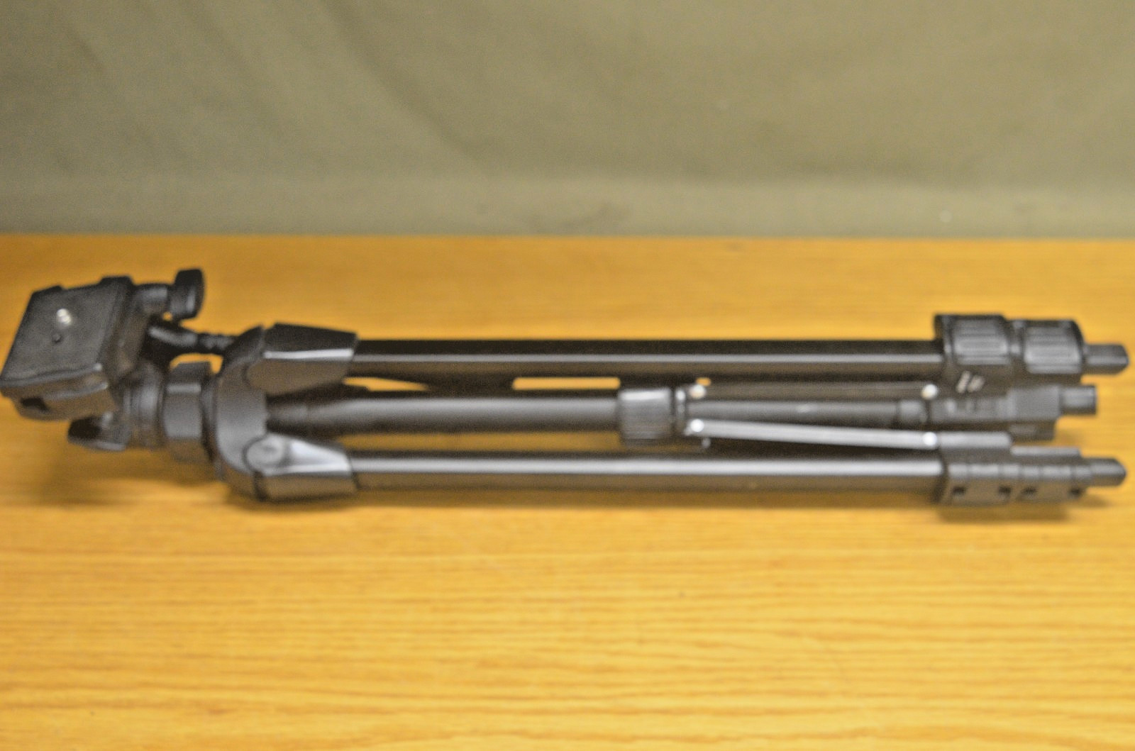 Magnus PV-3310 Tripod (4-A)