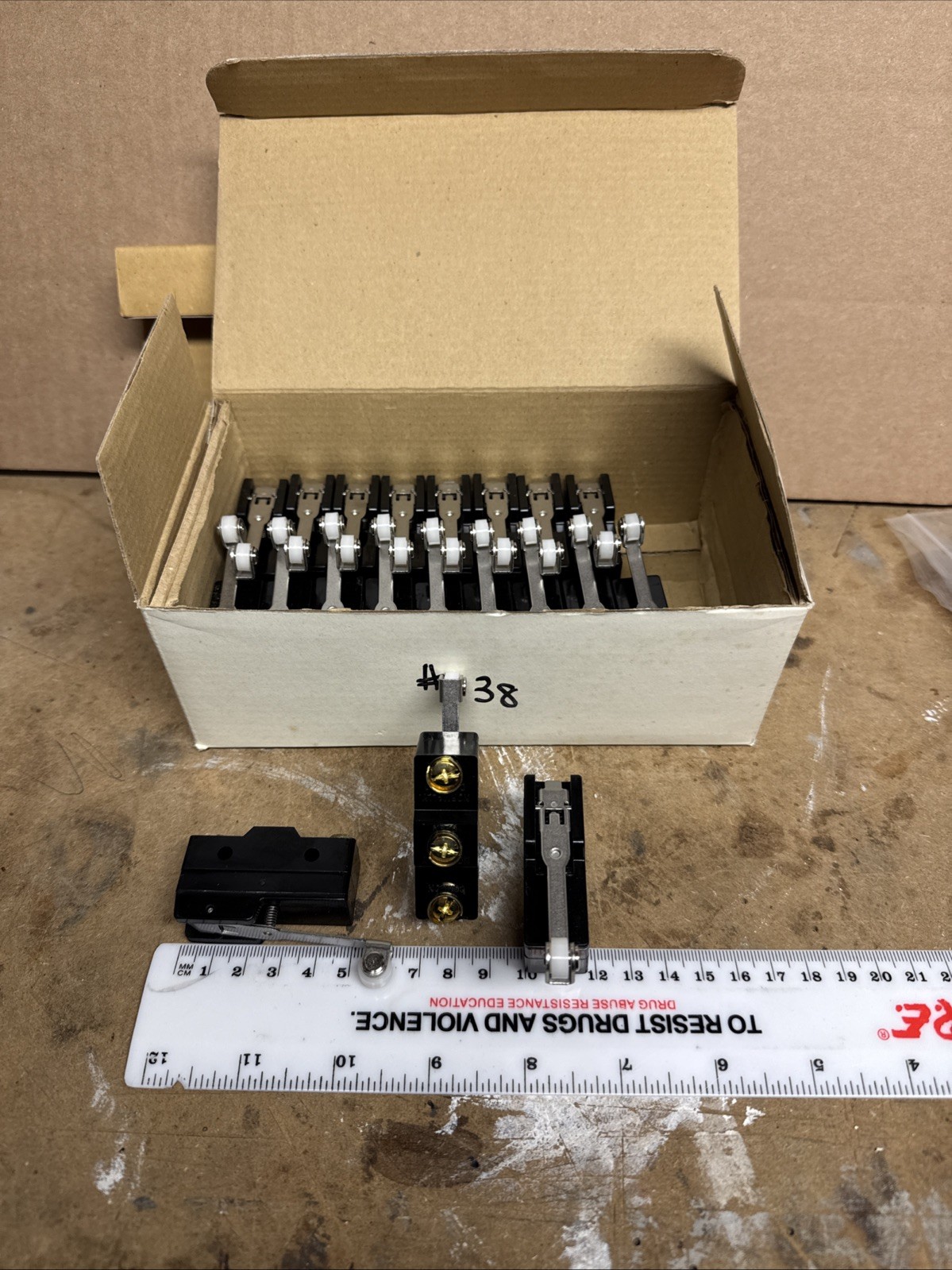 TM-1703 Panel Mount Hinge Roller Lever Type Micro Switches.  Box Of 20 Switches.