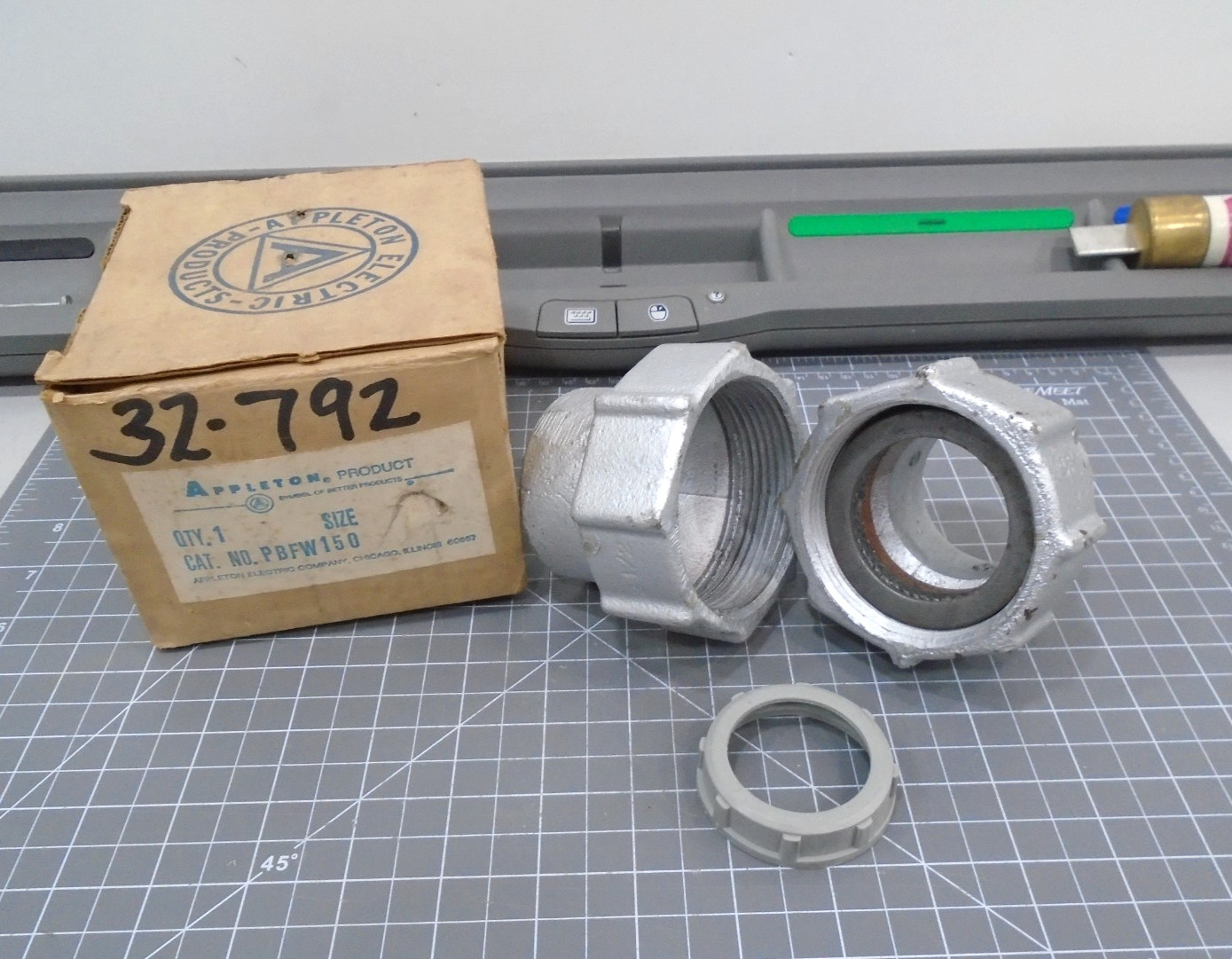 New Appleton PBFW150 Conduit Pulling Box Union 1  1/2" mall iron Fitting