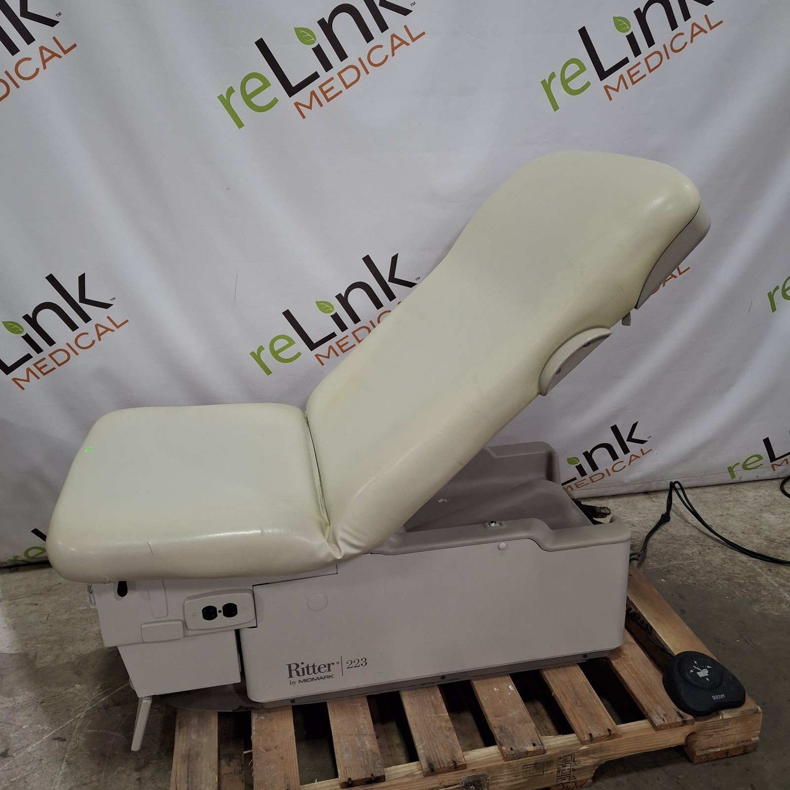 Midmark 223 Hi-Lo Power Barrier Free Procedure Exam Table