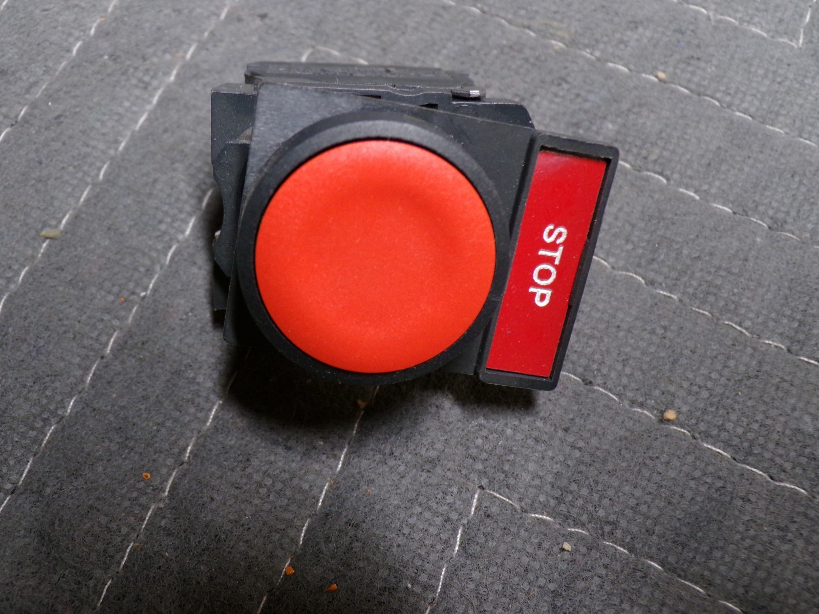 Schneider/Telemecanique Push Button STOP Switch With ZBE-102 Contact Block