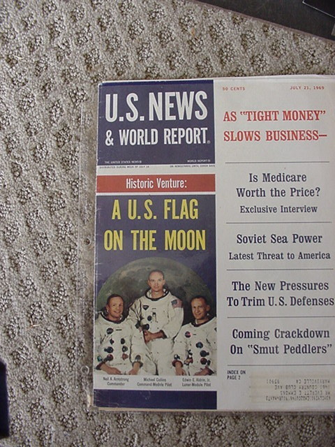 LOT OF 70 VINTAGE PAPER ITEMS W1898 COSMOPOLITAN COVER7/21/69 US FLAG ON MOON