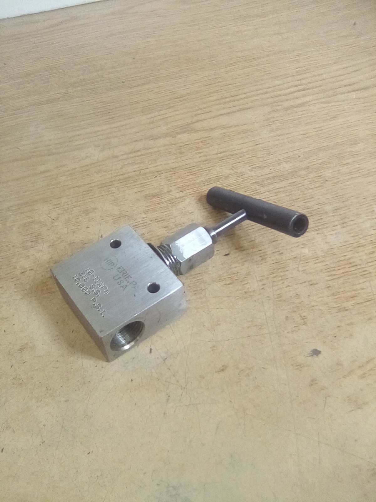 HIP 10-11AF4 2-Way 10,000 PSI Needle Valve