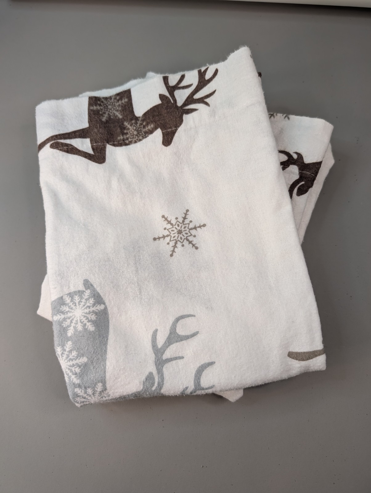 Great Home Bay Snowy Reindeer Pillowcases White Standard