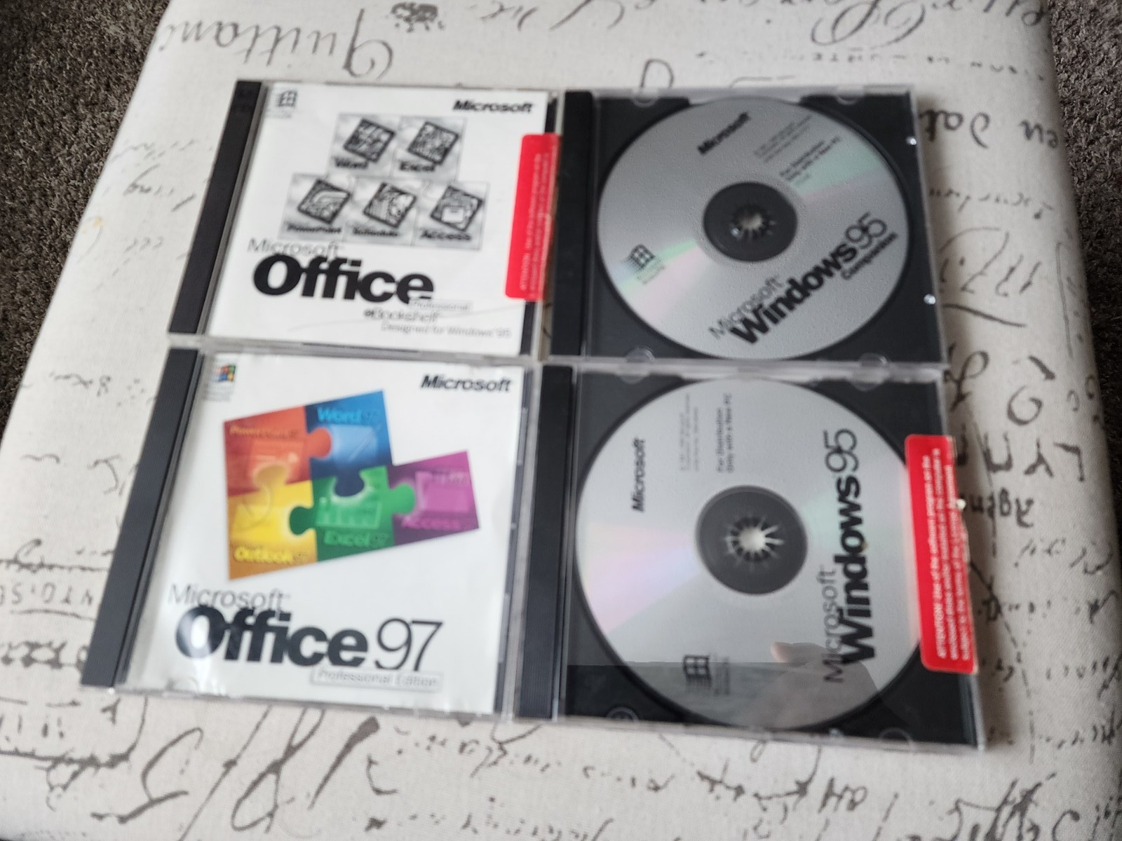 Microsoft Office 97,& bookshelf, Windows 95, companion software lot
