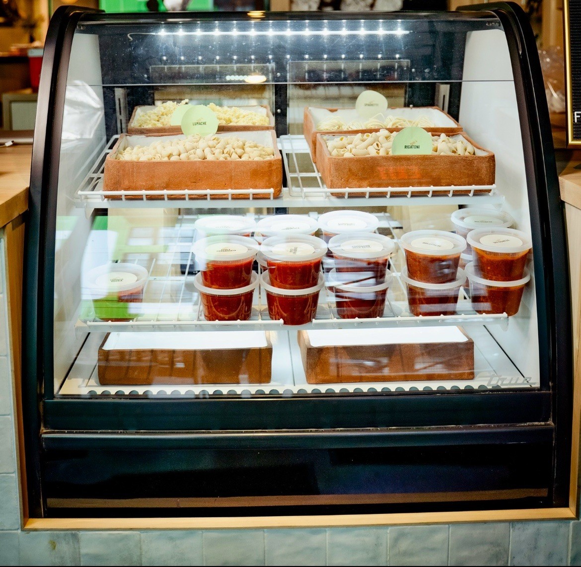 DISPLAY CASE, REFRIGERATED BAKERY True Specialty Retail Model No. TGM-R-36-