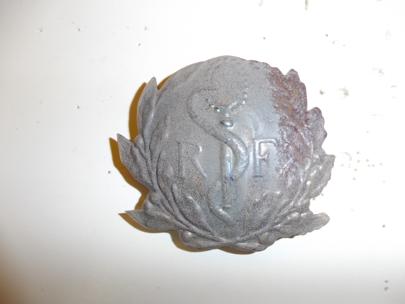 a0379 WW 1 French Medical helmet plate Adrian Large type Infirmiers France GD4