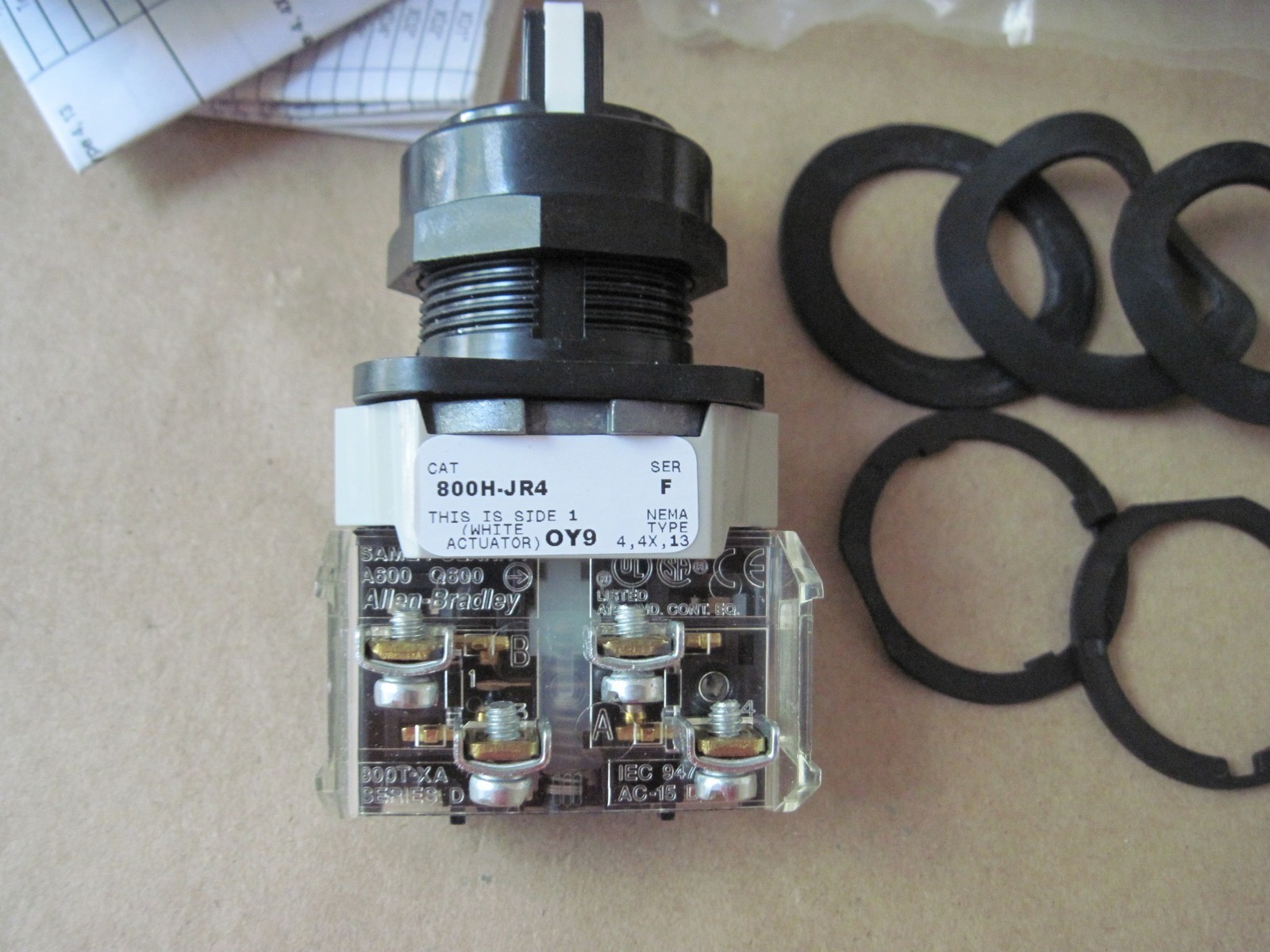 Allen-Bradley 800H-JR4H 30mm 3-Position Selector Switch Spring Return from Left
