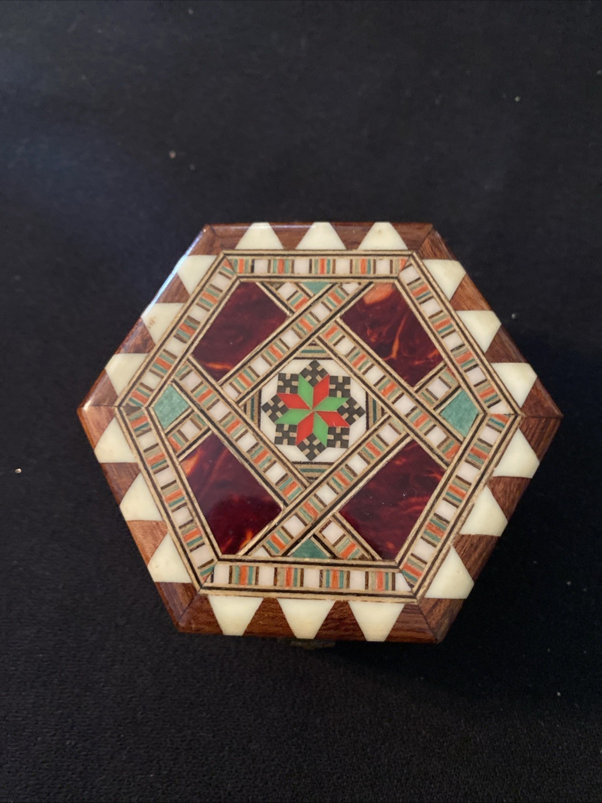 Wooden 6-sized trinket box