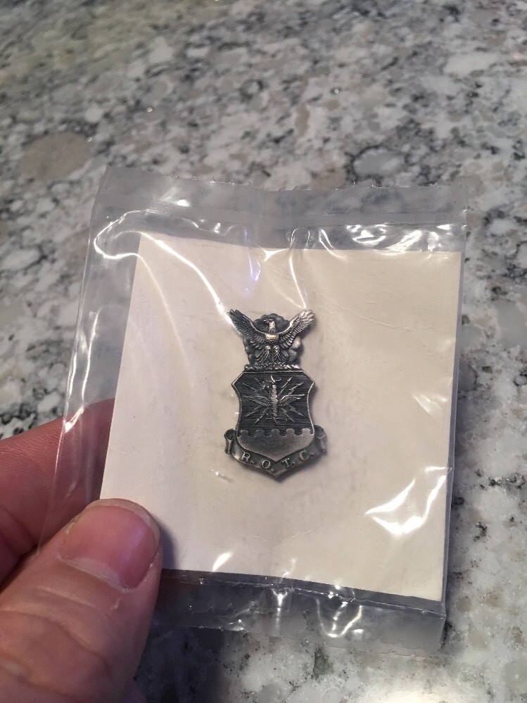 US AIR FORCE ROTC BADGE Military Veteran  Hat Pin P12687  EE