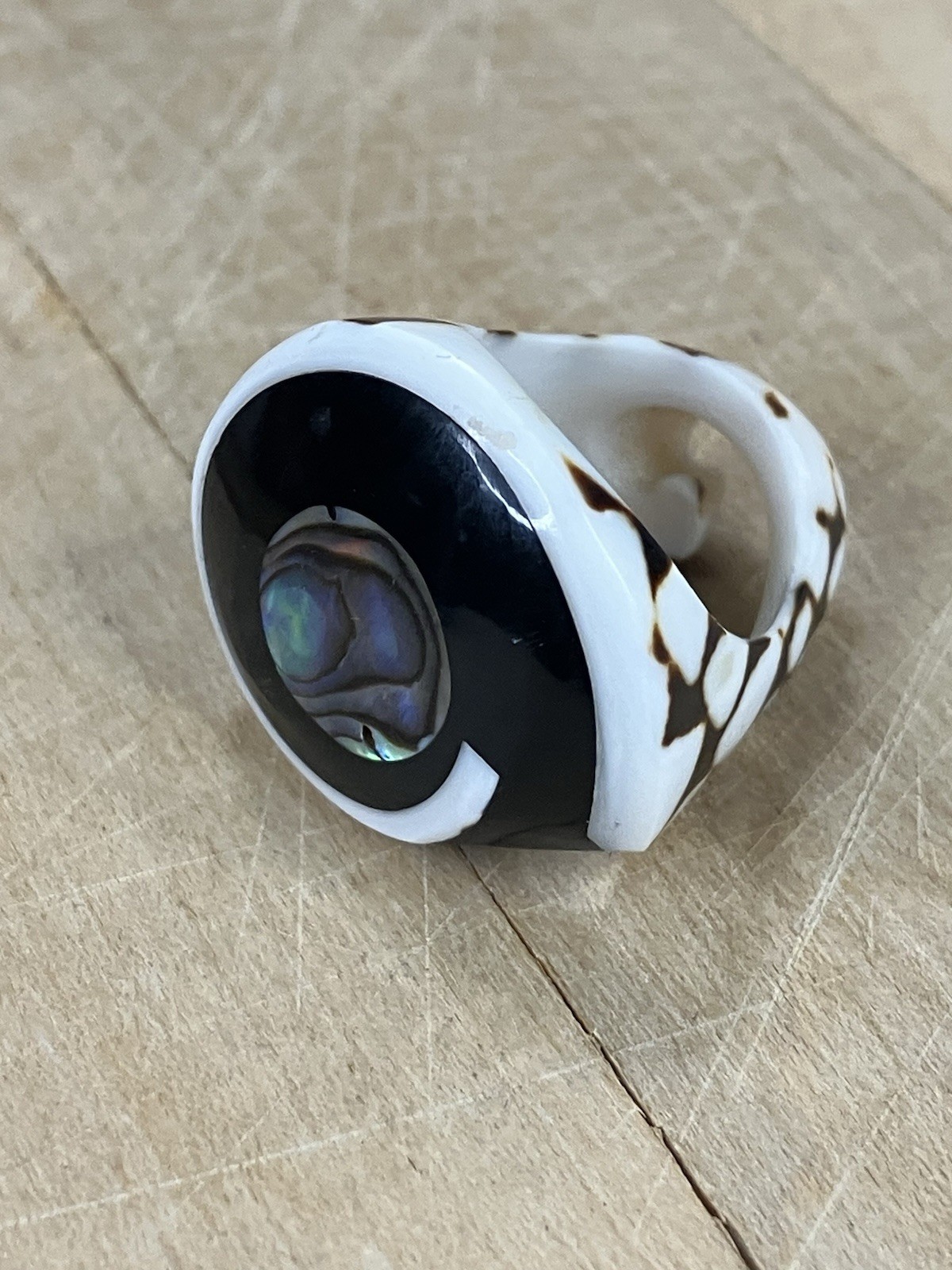 Boho-style statement ring featuring a seashell inlay Size