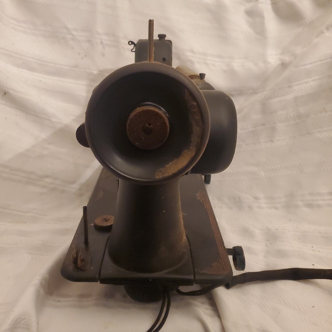 Vintage Singer Model 101 Sewing Machine - Motor works - For Refurbishment