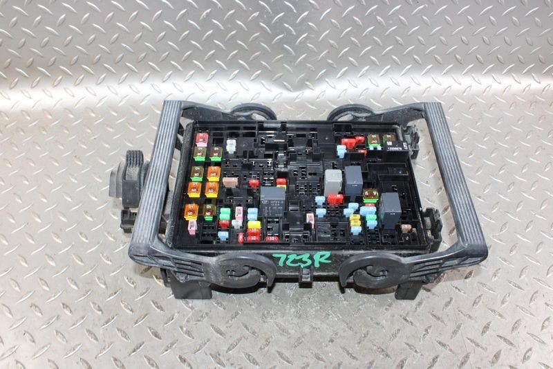 2015-2020 Chevy Tahoe AWD Engine Compartment Fuse Box Assembly OEM