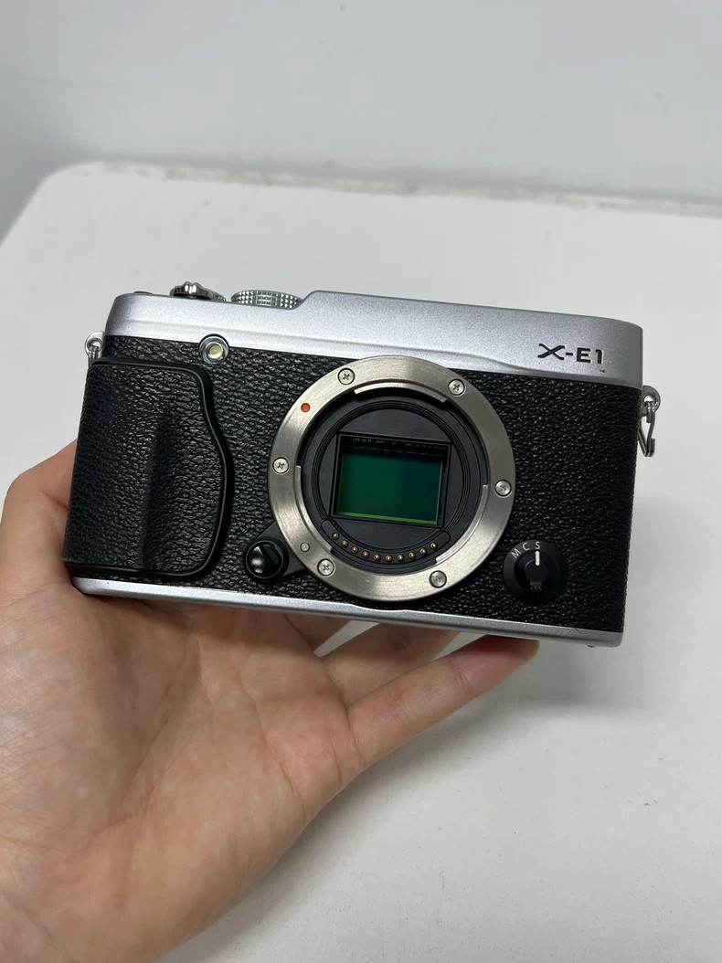 Fujifilm X-E1 16MP Mirrorless Digital Camera Body Silver 95%New