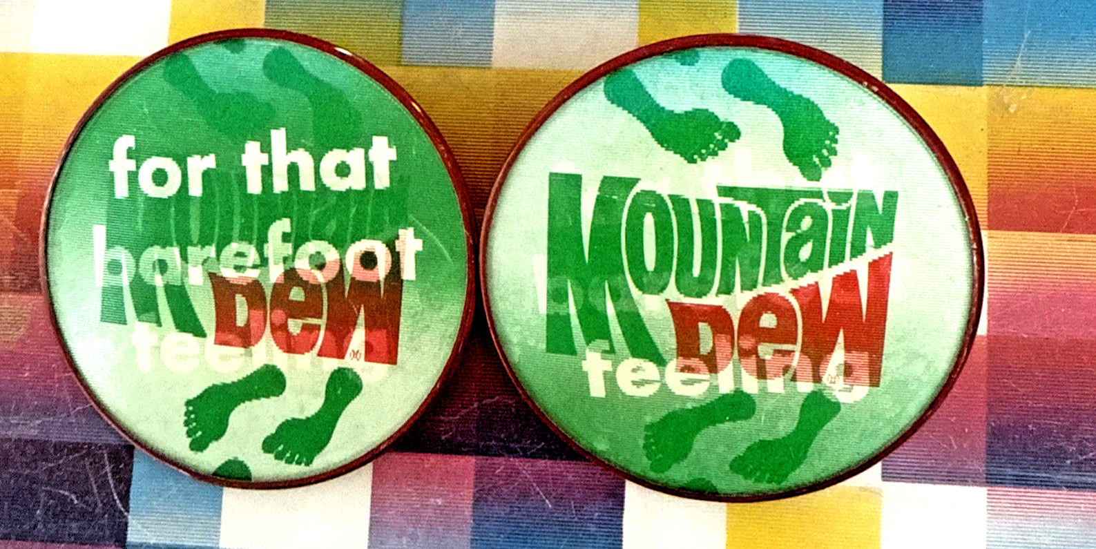 RARE 1970s VARI-VUE MOUNTAIN DEW FOR THAT BAREFOOT FEELING FLICKER PIN 3" NOS