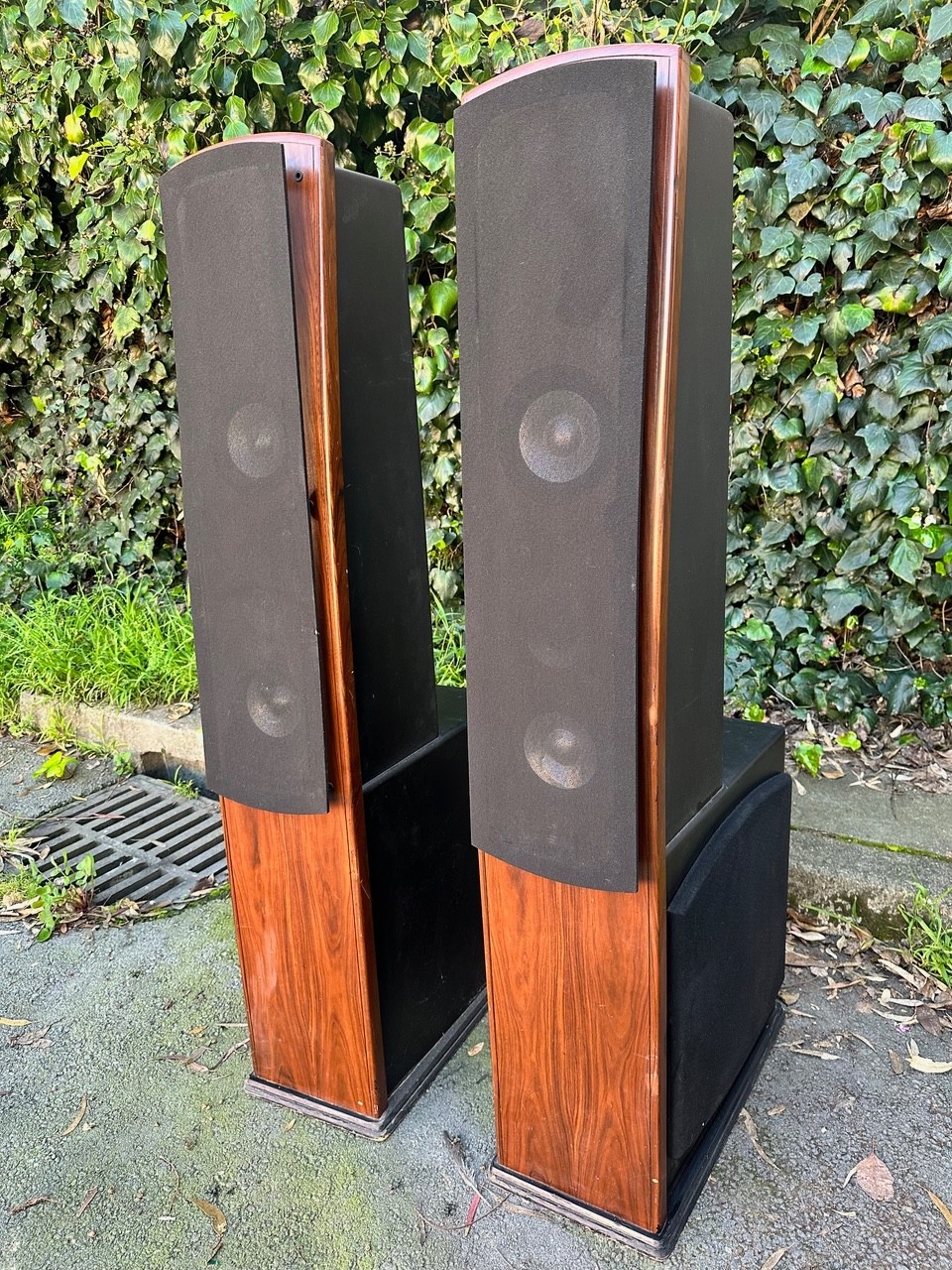 A pair of used Genesis APM 1 four-way loudspeakers for sale