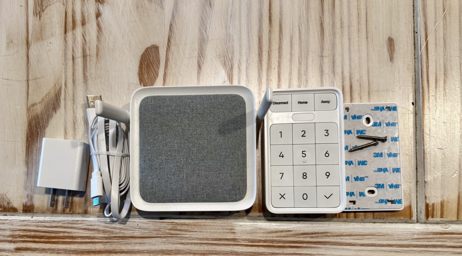 Wyze Sense Hub, Model WSHB1, White - With Cable and Keypad