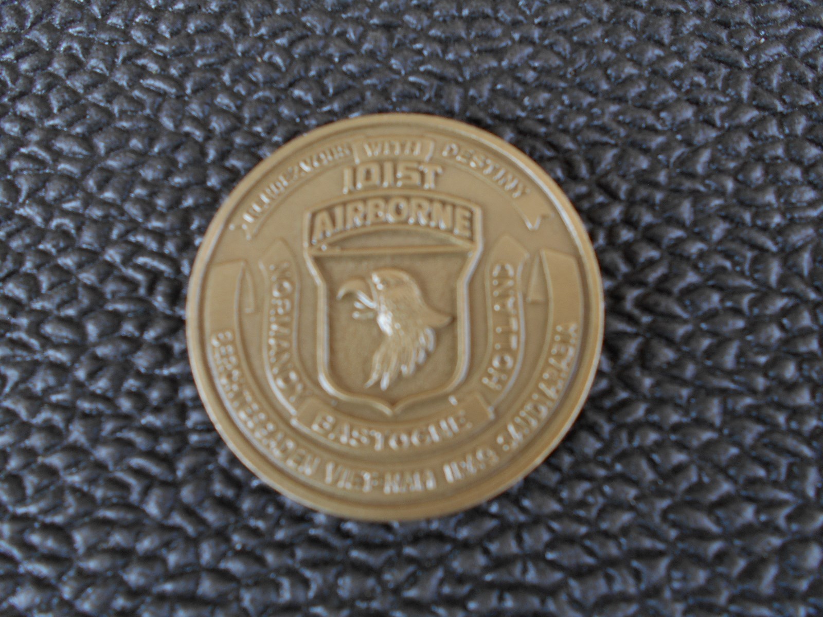 AUTHENTIC           101ST AIRBORNE     -      Challenge COIN  IN NEW CONDITION