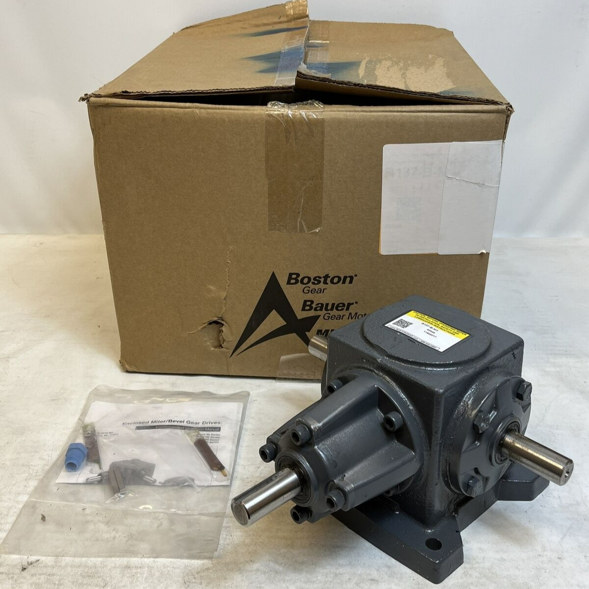 NEW IN BOX Boston Gear R137-B-M1 Spiral Bevel Gear Drive, 1:1 Ratio 1750RPM