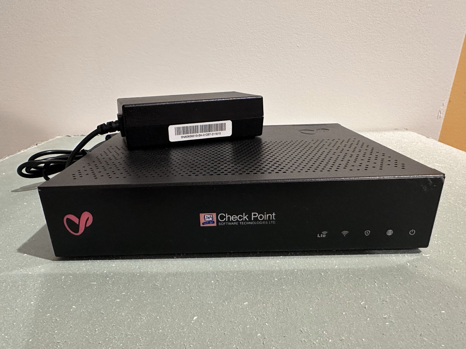 Check Point 1590 Firewall & Security Device w builtin WiFI and builtin LTE sim