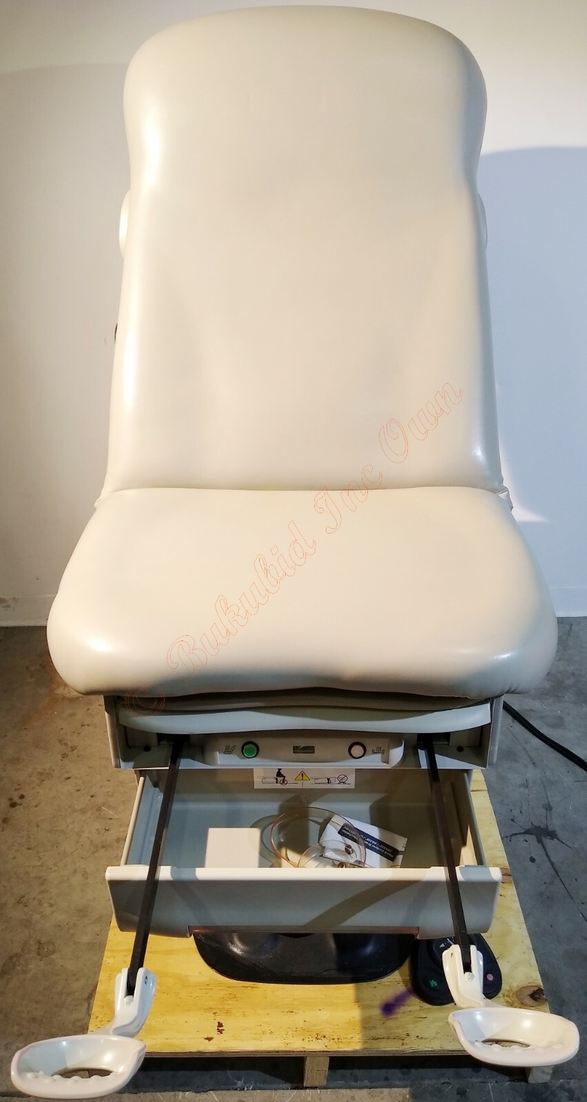 Midmark 623-008 Barrier Free Power Exam Table with Footswitch & Hand Controller