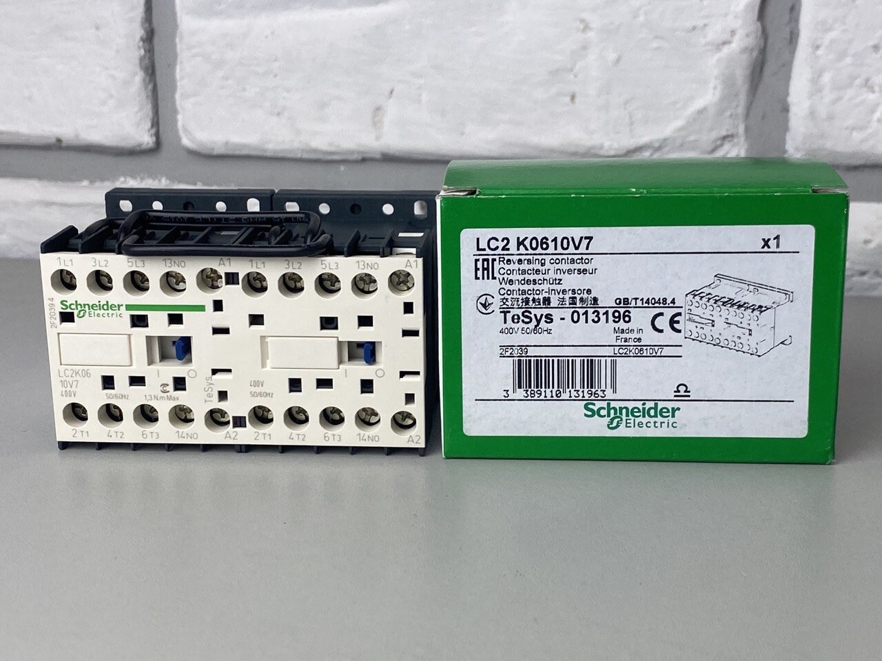 Schneider LC2K0610V7 TeSys K reversing contactor 3P AC-3 = 440V 6A 1NO 400V