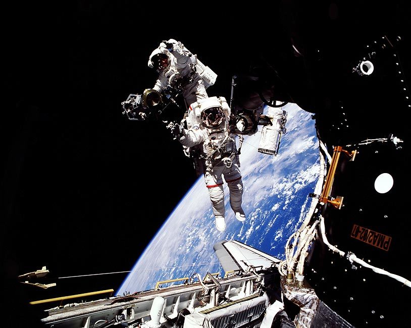 STS-101 JAMES VOSS & JEFFREY WILLIAMS NASA 8x10 GLOSSY PHOTO PRINT