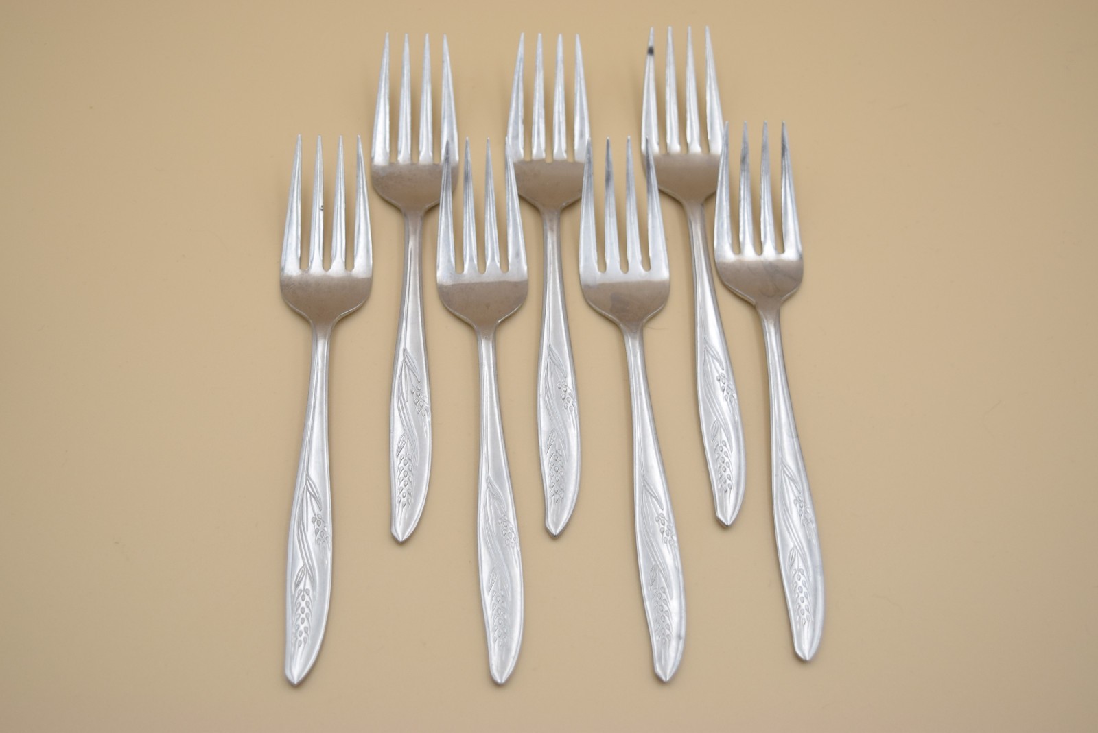 14pc Present Gracious Wheat Flatware Set 7 Salad Forks 7 Tablespoons