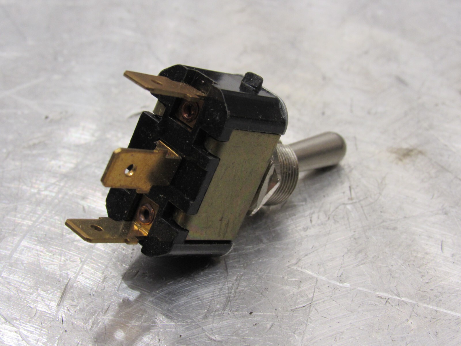 Double-Pole/Single-Throw Toggle Switch On-on on-off 12-24V Heavy-Duty DPST